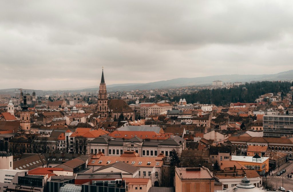 Un cuplu din Cluj-Napoca a primit condamnări la închisoare cu executare pentru înșelăciune, în urma unei decizii a magistraților de la Judecătoria Cluj-Napoca
