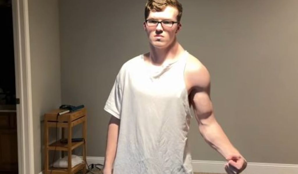 Un tânăr influencer român face furori online după ce a început un experiment controversat: a antrenat doar brațul stâng timp de un an, de la începutul lui aprilie 2025
