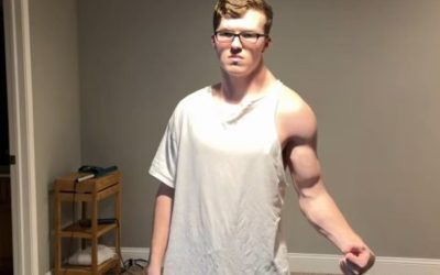 Un tânăr influencer român face furori online după ce a început un experiment controversat: a antrenat doar brațul stâng timp de un an, de la începutul lui aprilie 2025