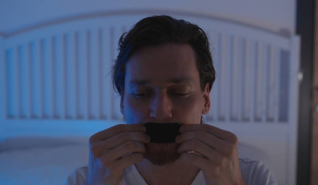 Medic șocant: Își lipește gura pentru somn. Metoda bizară stârnește controverse