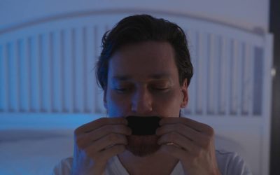 Medic șocant: Își lipește gura pentru somn. Metoda bizară stârnește controverse