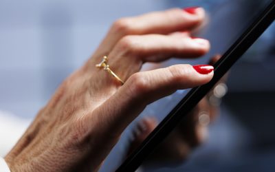 O fotografie cu buletinul în telefon poate fi o poartă deschisă pentru infractorii cibernetici, avertizează specialiștii
