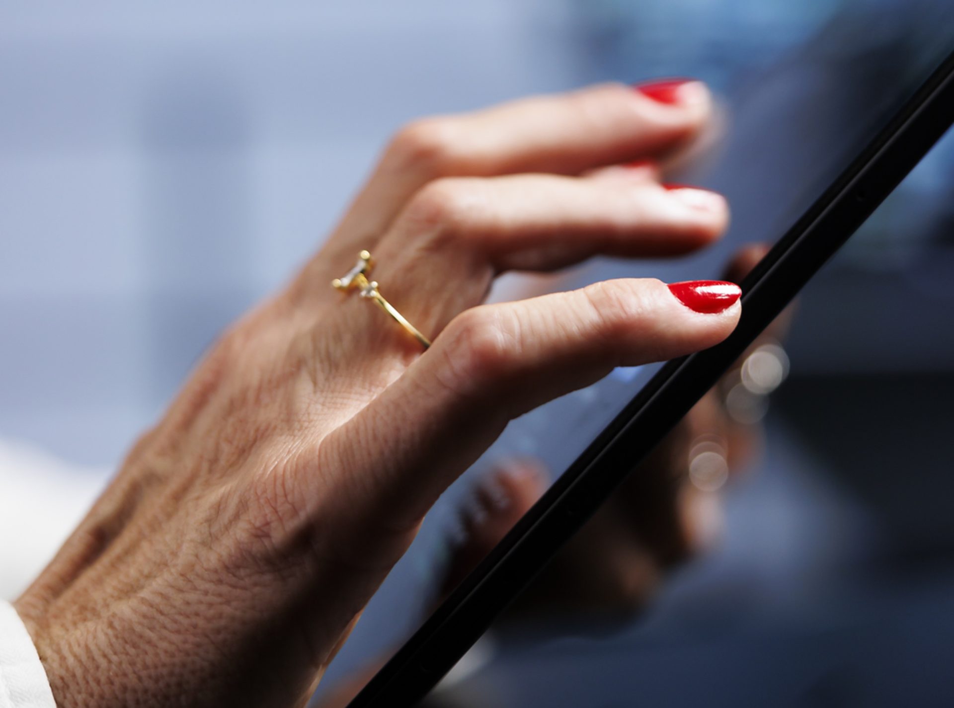 O fotografie cu buletinul în telefon poate fi o poartă deschisă pentru infractorii cibernetici, avertizează specialiștii