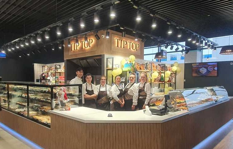 FOTO. Cofetăria Tip Top, emblemă a Bucureștiului, revine după un deceniu de pauză