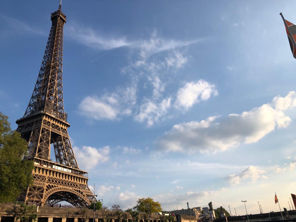 Parisul își redefinește orașul pentru locuitori și vizitatori, marcând o transformare semnificativă sub conducerea primarului în exercițiu, Anne Hidalgo