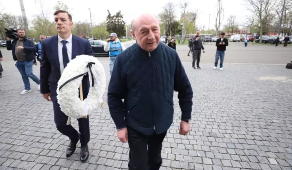 Respect! Băsescu, mesajul-șocant cu un singur cuvânt la catafalcul lui Lucescu