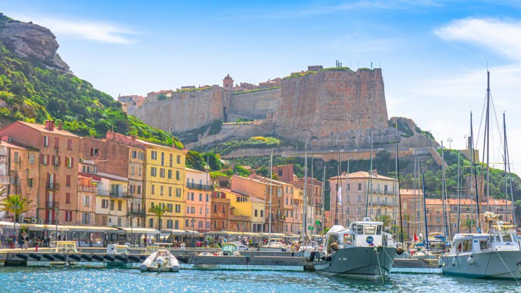 Corsica: Turiștii, BLOCAȚI în porturi! Proteste furibunde pentru prețul motorinei