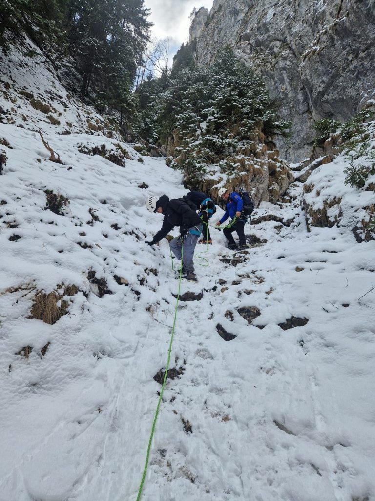 Doi turiști, blocați în Piatra Craiului, salvați de jandarmii montani