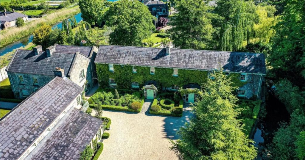 Sat întreg, scos la vânzare în Irlanda: Cât cere pentru proprietatea deținută de cofondatorul Ryanair?