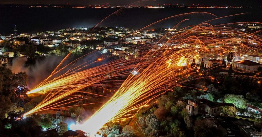 Rachete de Paște în Grecia: Duel incendiar între biserici rivale în noaptea Învierii