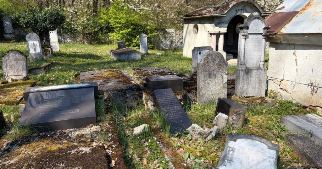Vandalism la Reghin: Morminte din cimitirul evreiesc, distruse
