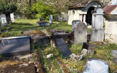 Vandalism la Reghin: Morminte din cimitirul evreiesc, distruse