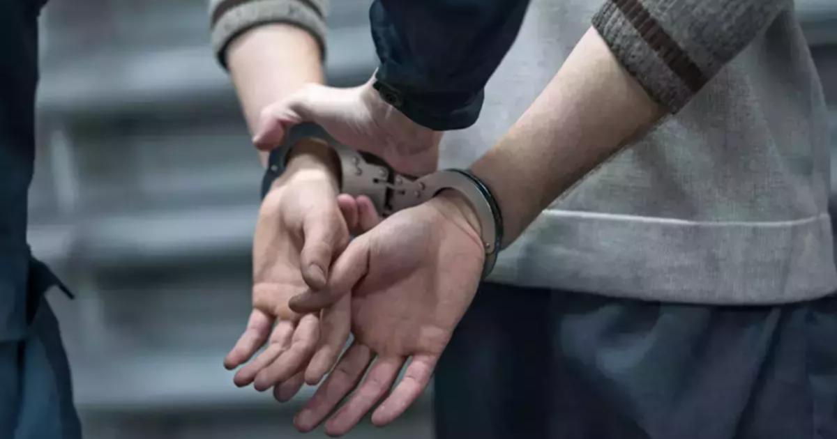 Un tânăr de 23 de ani este cercetat de polițiștii din București, sub control judiciar, după ce a postat pe o rețea de socializare un mesaj cu conținut fascist, legionar și rasist