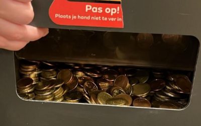 Bancomat din Rotterdam, surpriză! A scuipat bani, dar oamenii au stat la distanță