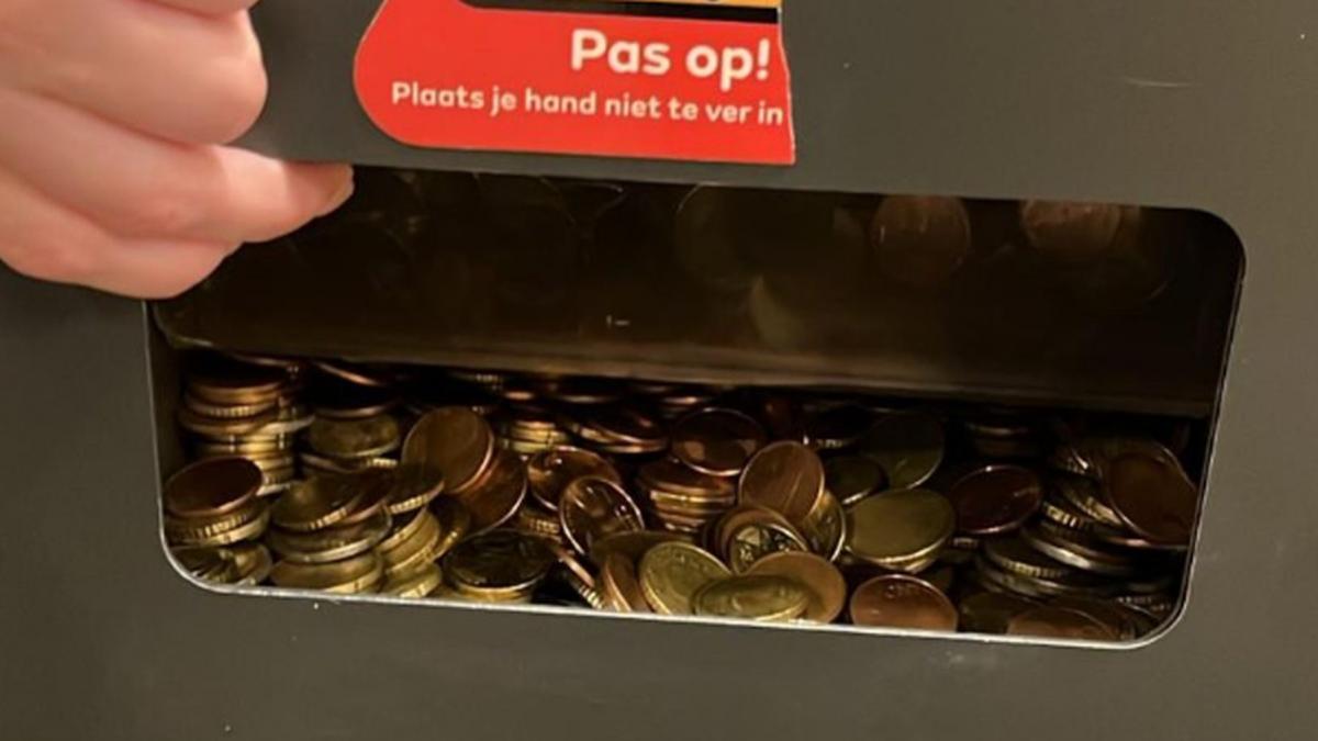 Bancomat din Rotterdam, surpriză! A scuipat bani, dar oamenii au stat la distanță