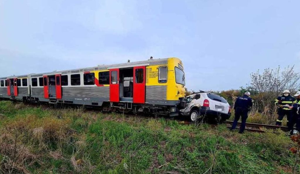 Mașină zdrobită de tren la Timișoara: Salvatorii, șocați de ce au găsit