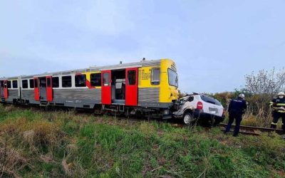 Mașină zdrobită de tren la Timișoara: Salvatorii, șocați de ce au găsit