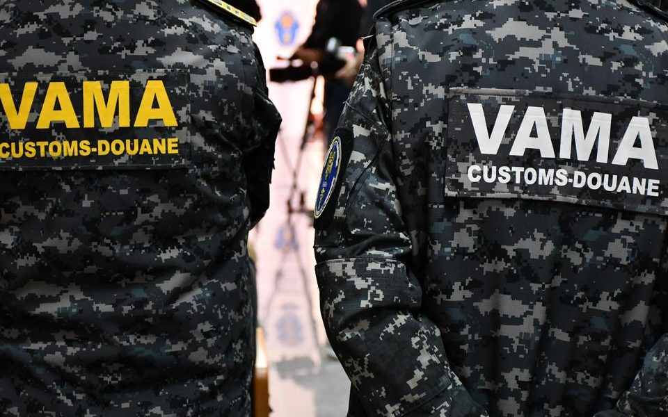 Bani și bunuri de 3,1 milioane lei, găsiți într-un camion