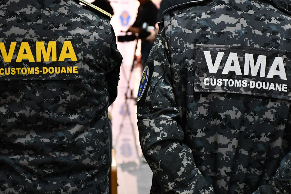 Bani și bunuri de 3,1 milioane lei, găsiți într-un camion