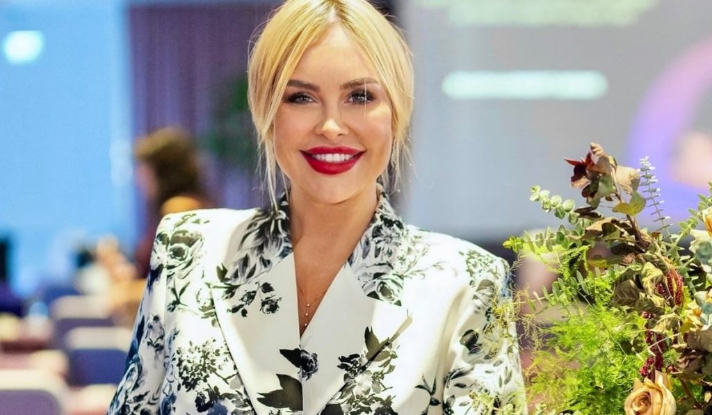 Vica Blochina a fost surprinsă recent într-o ieșire relaxată alături de un bărbat misterios, într-o combinație de ipostaze care nu prea îi sunt frecvent asociate