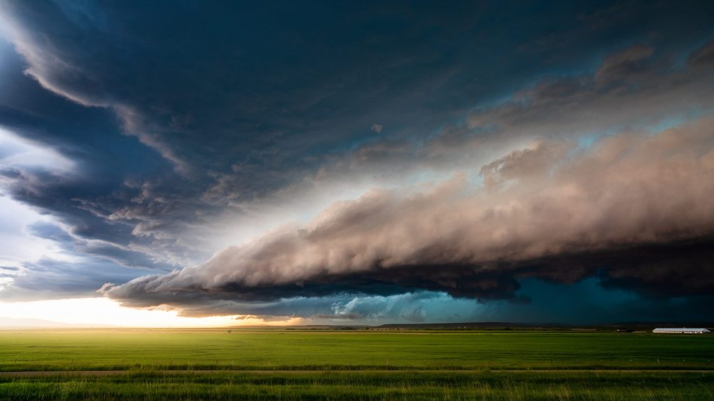 Vreme instabilă sâmbătă în România: Ploi, vânt și ninsoare la munte