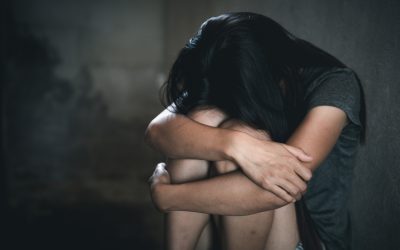 Arad: Copilă de 7 ani, violată de concubinul mamei. Ambii, ARESTAȚI