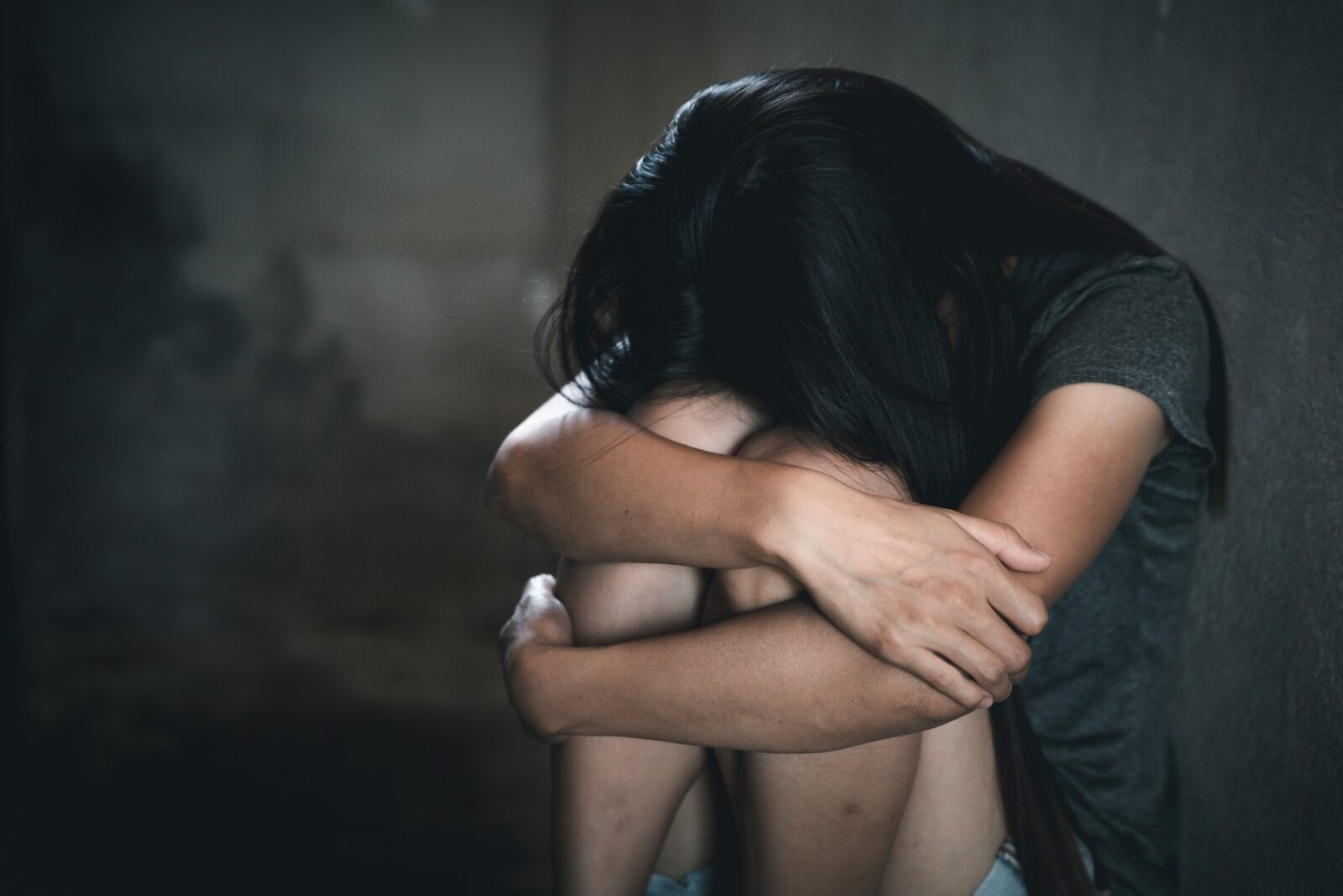 Arad: Copilă de 7 ani, violată de concubinul mamei. Ambii, ARESTAȚI