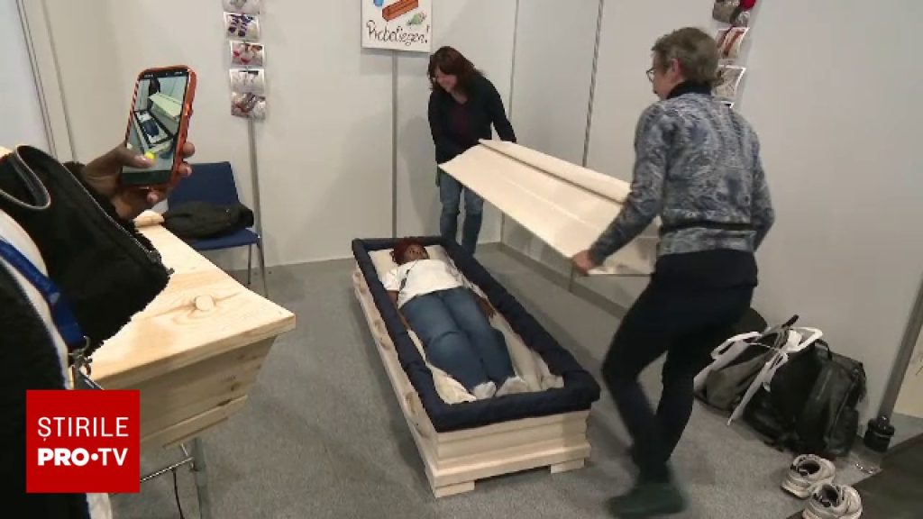 Germanii testează sicrie la un târg anual despre moarte, din 2009