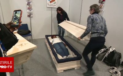 Germanii testează sicrie la un târg anual despre moarte, din 2009