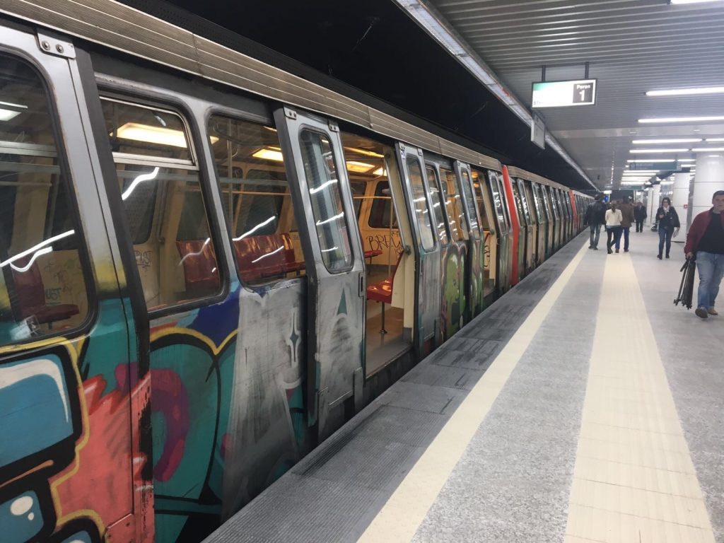 Consiliul de Administrație al Metrorex a propus sâmbătă majorarea tarifelor la biletele de metrou, de la 5 la 7 lei, o măsură care ar putea fi implementată începând cu 1 mai