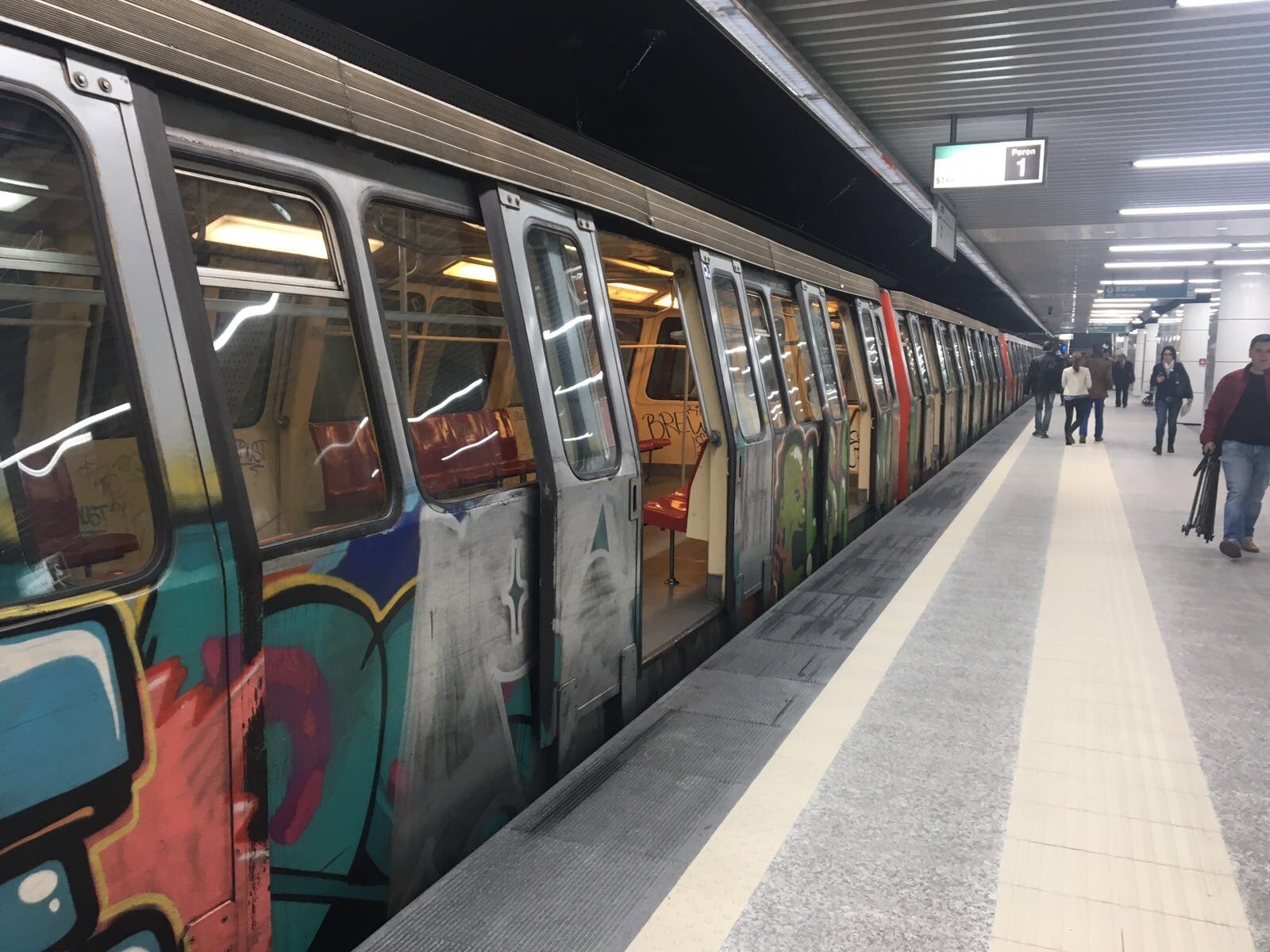 Consiliul de Administrație al Metrorex a propus sâmbătă majorarea tarifelor la biletele de metrou, de la 5 la 7 lei, o măsură care ar putea fi implementată începând cu 1 mai