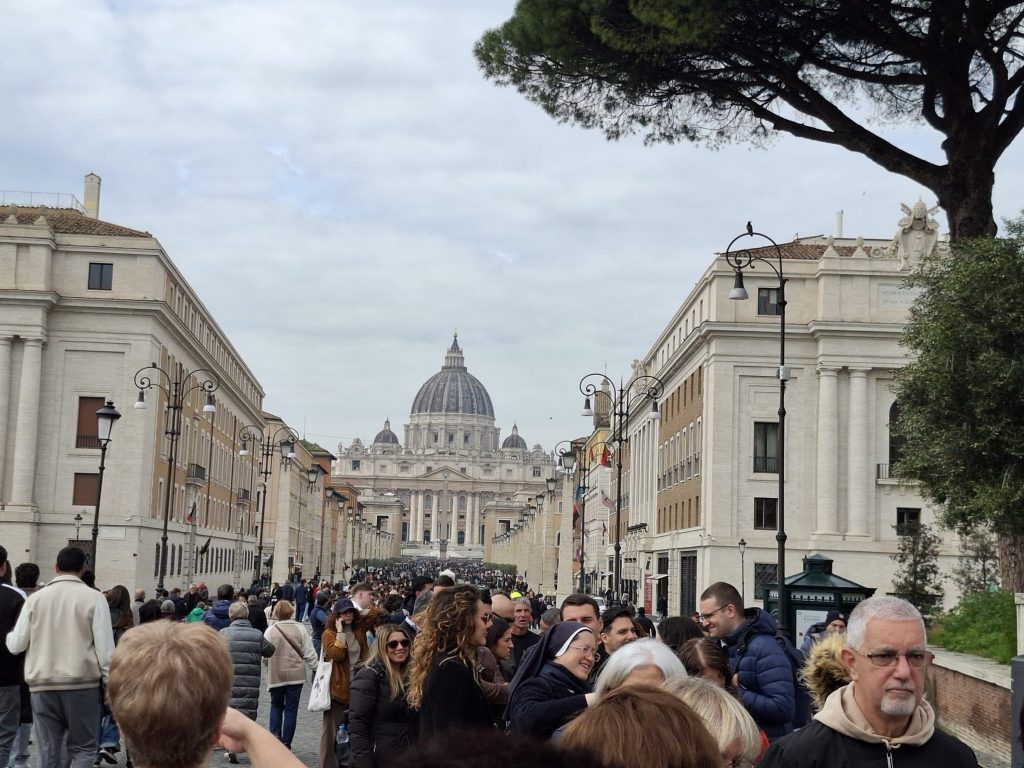 Papa Leon a prezidat sâmbătă seară, în bazilica Sfântul Petru din Roma, la ora 21.00, solemnitatea Vigiliei pascale a Învierii Domnului