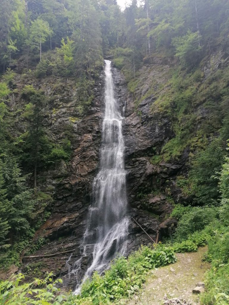 O escapadă de weekend spectaculoasă: descoperă Mălaia, o bijuterie ascunsă a României O destinație perfectă pentru un weekend de relaxare și aventură, Mălaia, situată în județul Vâlcea, îți oferă un peisaj montan impresionant și o atmosferă liniștită, ideală pentru a te deconecta de agitația cotidiană