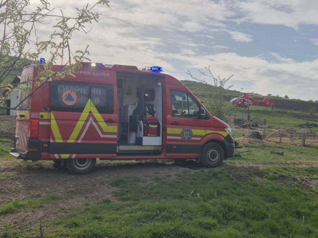 Cluj: Accident GRAV cu utilaj agricol. Victima, transportată cu elicopterul SMURD