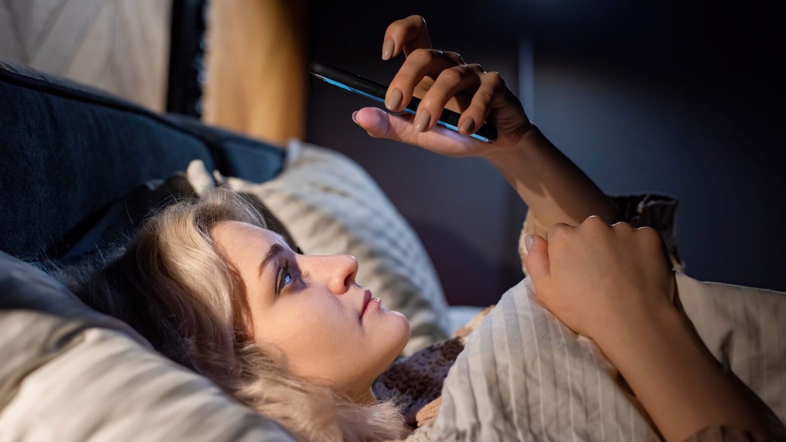 Oamenii petrec ore bune pe zi cu ochii în telefoane, iar cercetările arată că o pauză de la lumea digitală poate aduce beneficii semnificative pentru starea de bine și sănătatea mintală