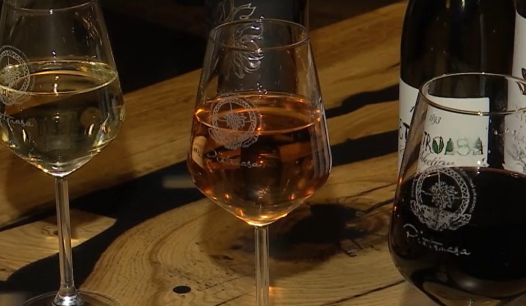 Ce vin aleg românii de Paște? Ghidul perfect pentru masa festivă