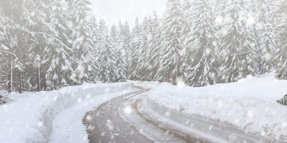 Zăpadă de doi metri în România, înainte de Paște: regiuni albe ca-n povești