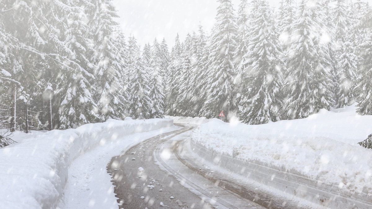 Peisaje de iarnă spectaculoase, cu un strat generos de zăpadă, au surprins România în pragul sărbătorilor pascale