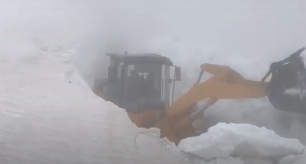 A început deszăpezirea pe Transalpina: Atenție, șoferi!