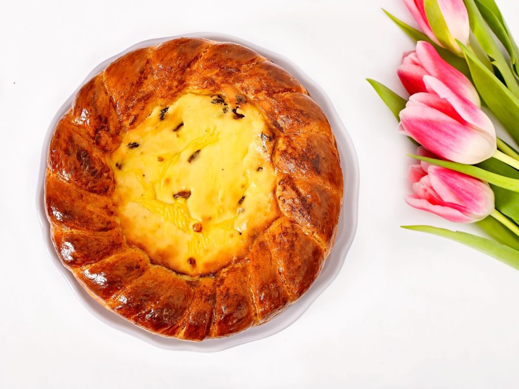 De sărbătoarea Învierii Domnului, culinaria tradițională românească prinde viață în fiecare casă, iar pasca, prăjitura cu brânză dulce, ocupă un loc central în meniul pascal