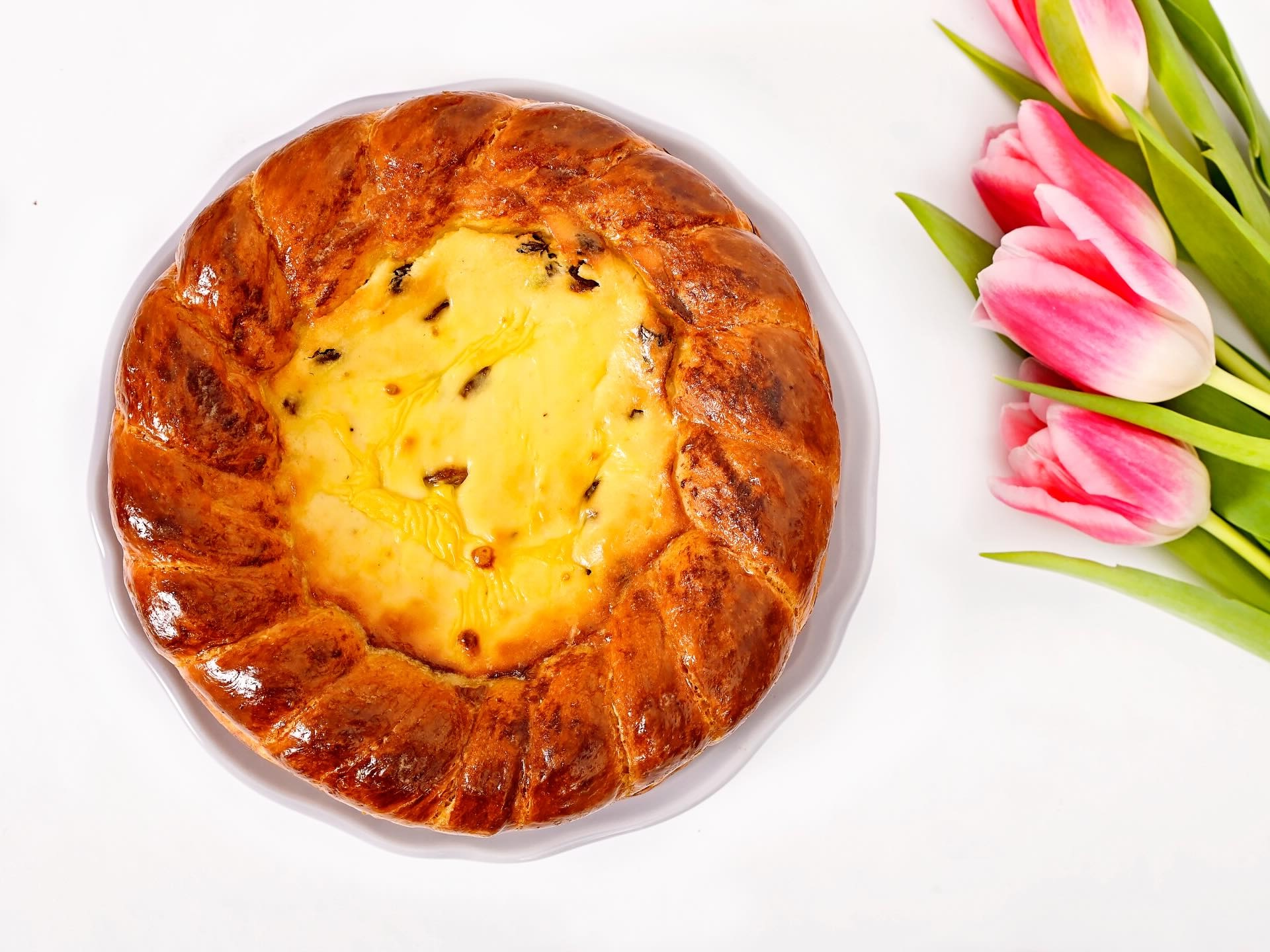 De sărbătoarea Învierii Domnului, culinaria tradițională românească prinde viață în fiecare casă, iar pasca, prăjitura cu brânză dulce, ocupă un loc central în meniul pascal