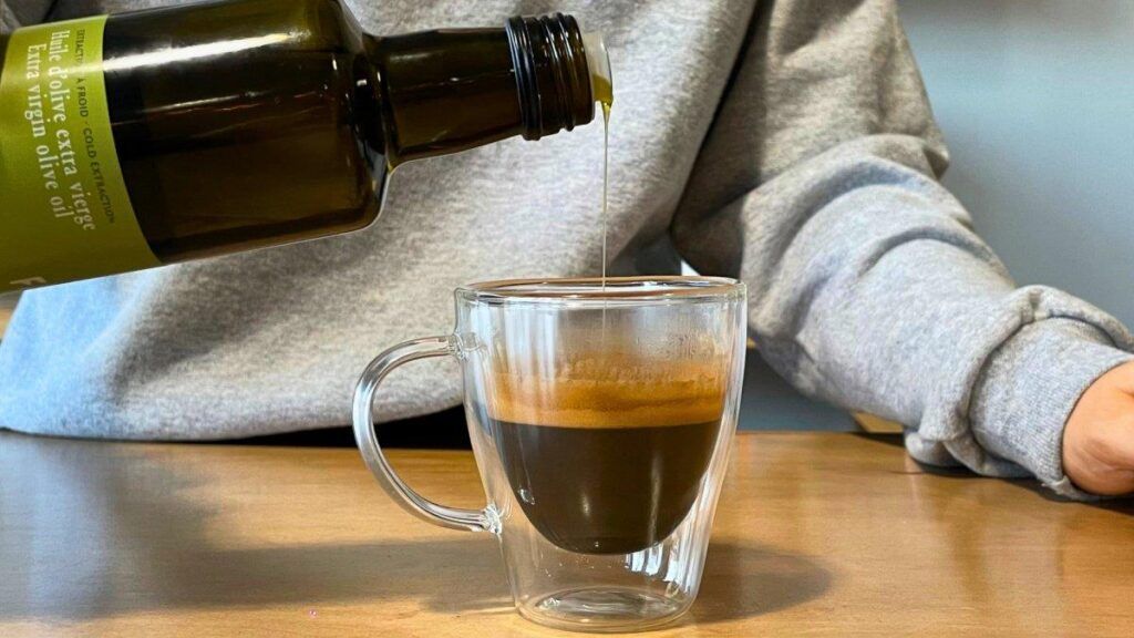 Cafeaua cu ulei de măsline, febră pe net: Beneficii și contraindicații