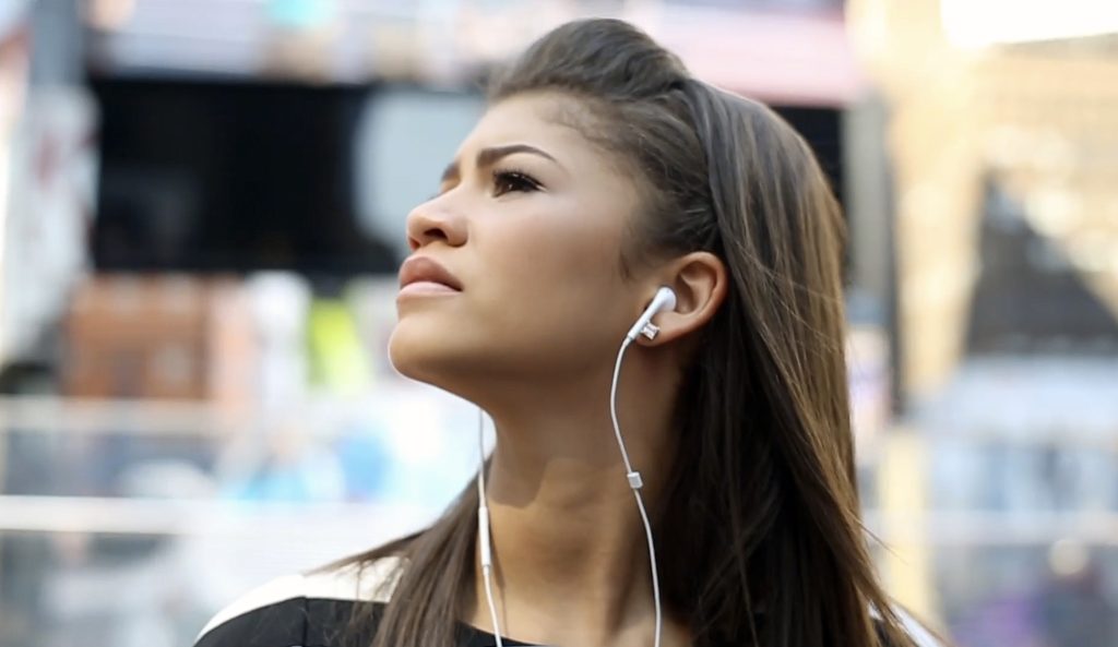 Căștile cu fir revin! De ce Bluetooth NU mai e sfânt pentru unii ascultători