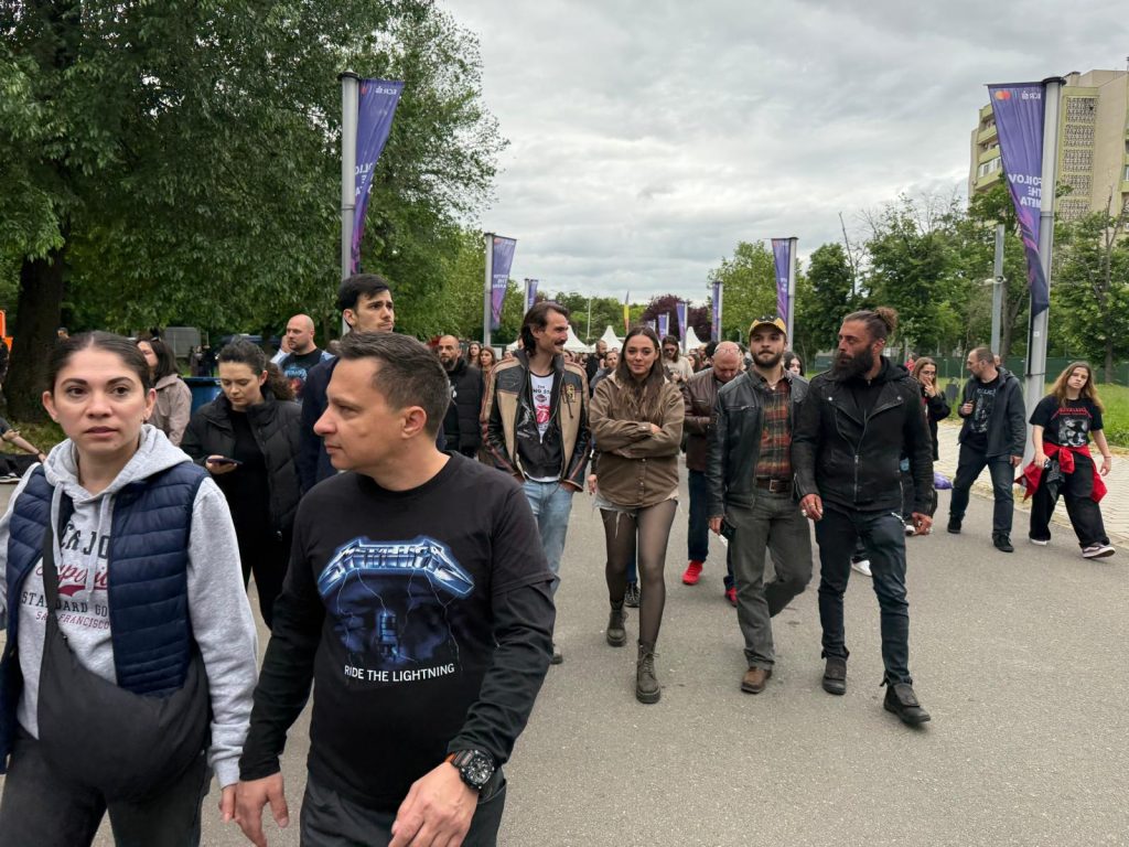 Mii de fani Metallica așteaptă concertul. Bucureștiul, blocat!