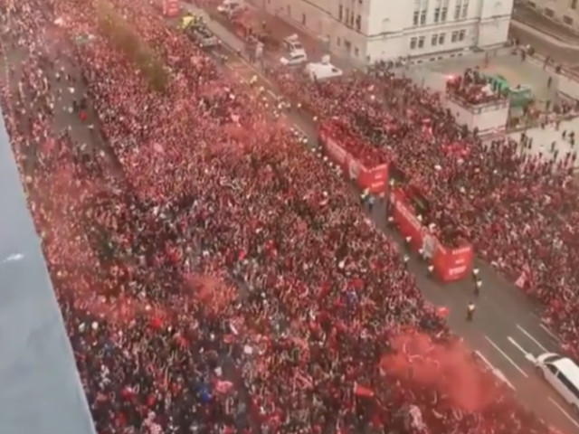 Nebunie la Londra: 500.000 de oameni, paradă după ce Arsenal a pierdut