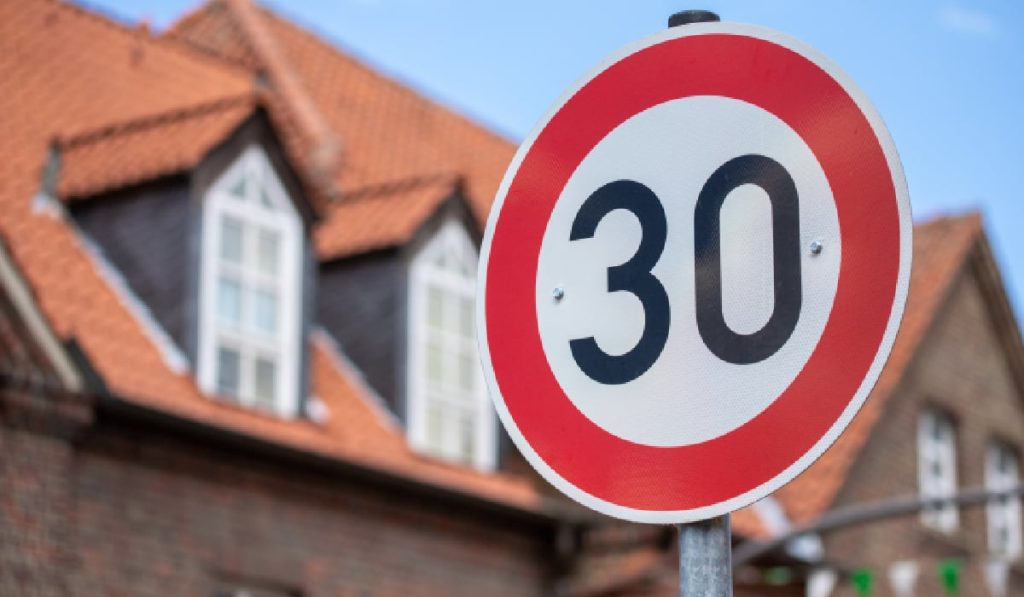Orașele din Europa impun 30 km/h: Ce schimbări aduc în trafic și pentru șoferi?