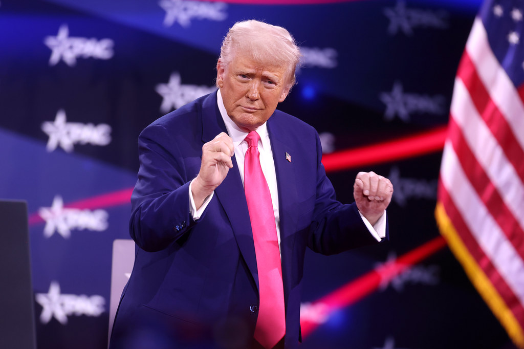 Trump dă alarma: taxe vamale de 25% la mașinile UE