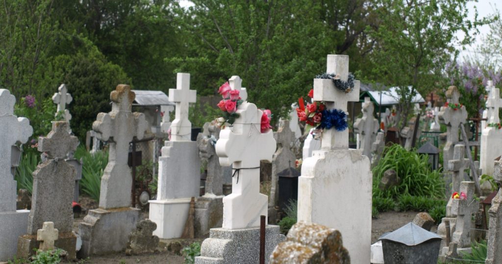 Bătrână din Ploiești, șantajată de falși inspectori de cimitir: 70.000 de lei, dispăruți