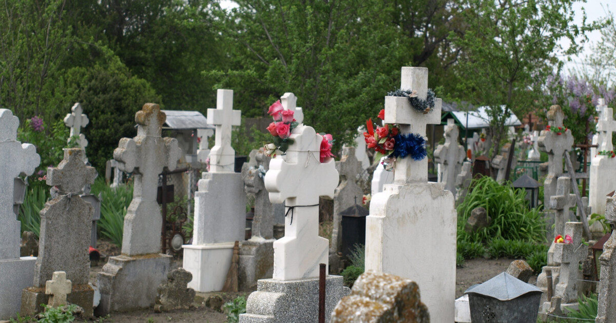 Bătrână din Ploiești, șantajată de falși inspectori de cimitir: 70.000 de lei, dispăruți