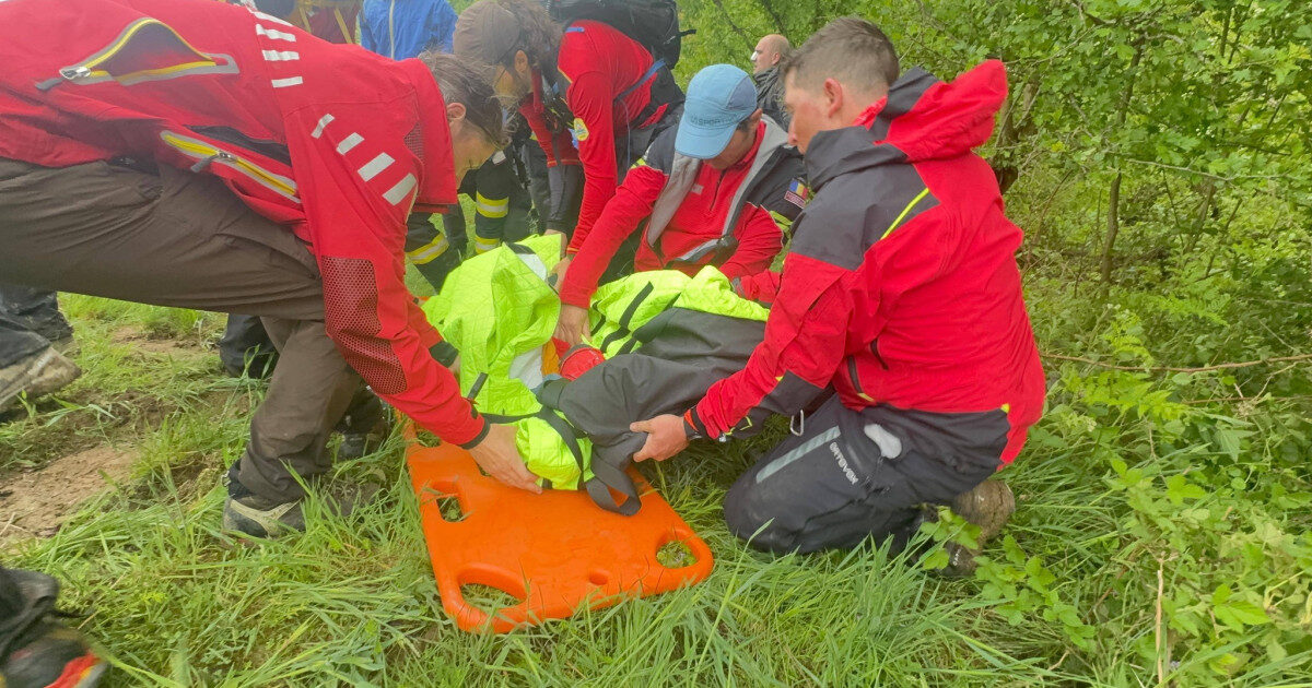 Imagini emoționante: Alex, copilul din Sibiu, a zâmbit. Gestul salvatorilor